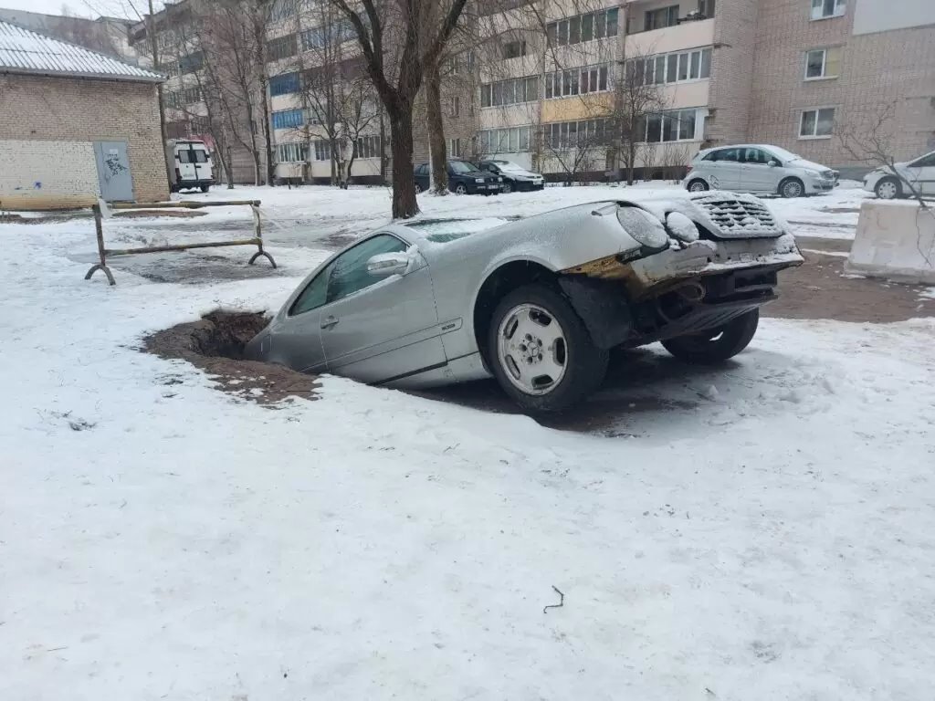 В Борисове машина провалилась под землю. Узнали, что случилось