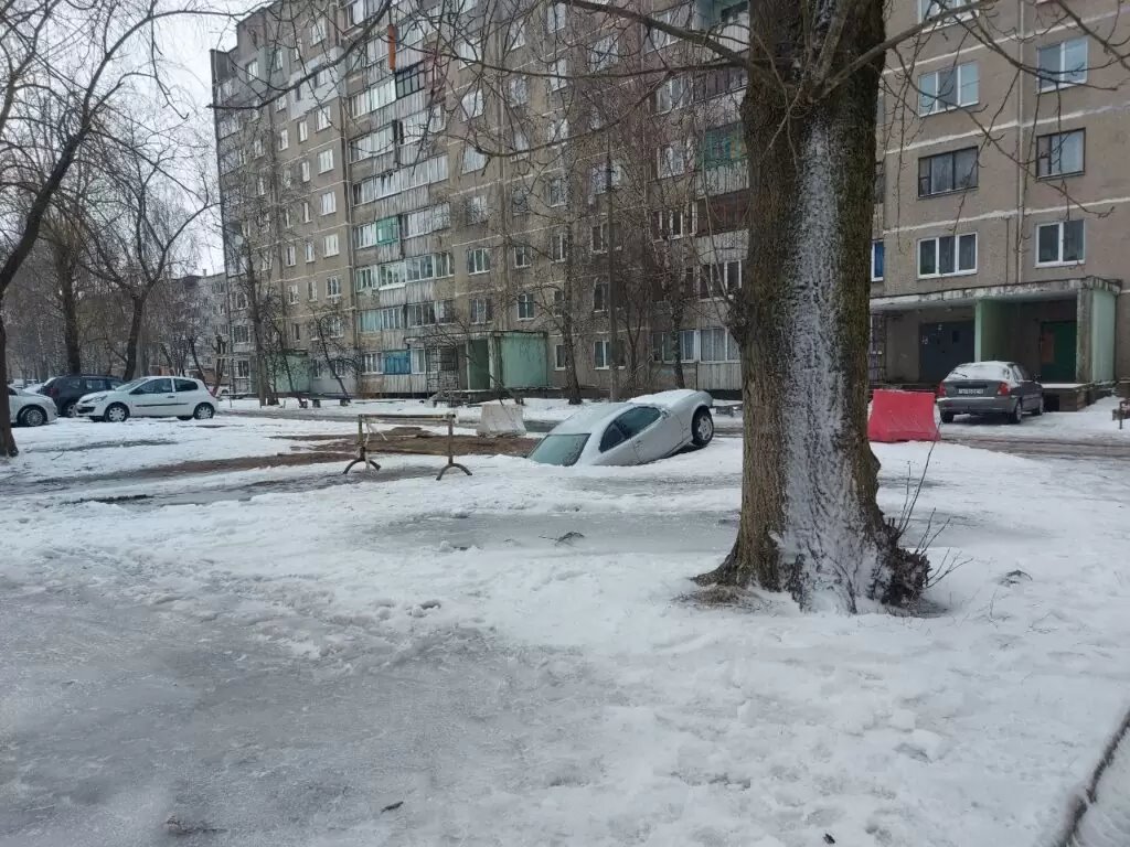 В Борисове машина провалилась под землю. Узнали, что случилось