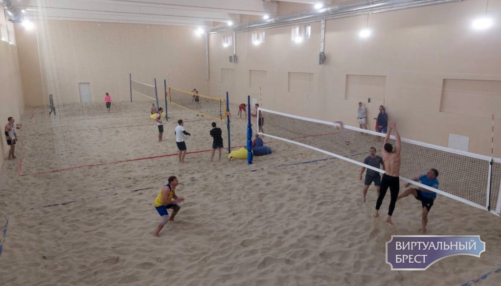 В Бресте из бассейна сделали крытую площадку для пляжного волейбола. Вот как это выглядит