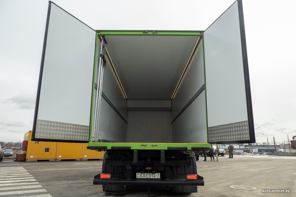 Первый белорусский электрогрузовик испытывают в работе. Как он выглядит