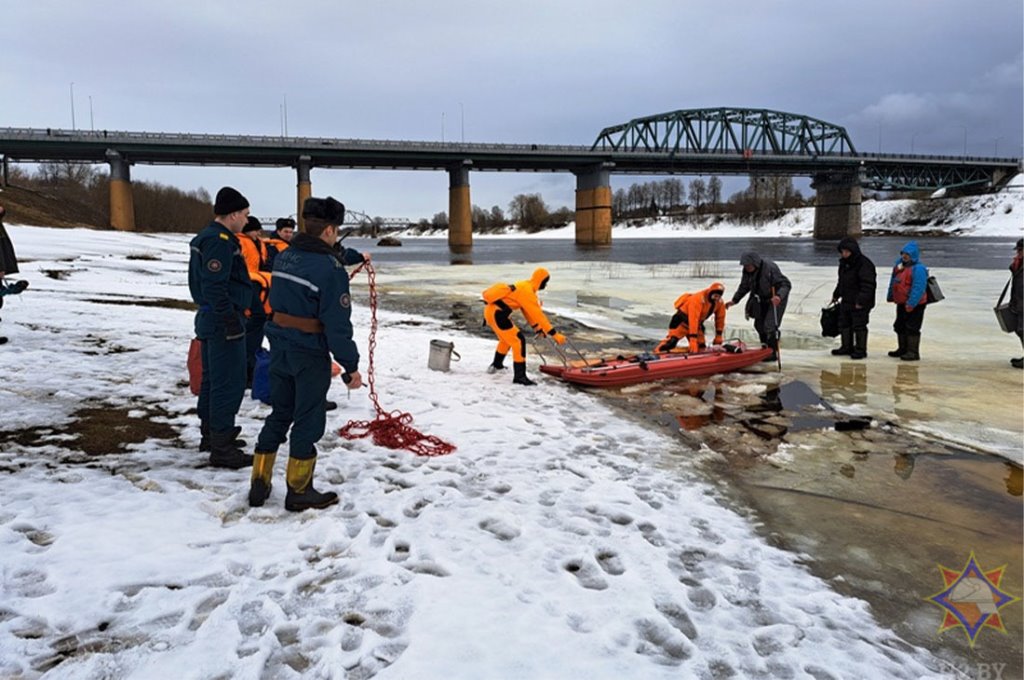 Дрейфовали на льдине: в Беларуси МЧС спасало рыбаков