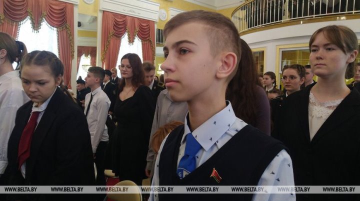 «Рад стать полноценным гражданином». В Бресте вручили паспорта лучшим учащимся области