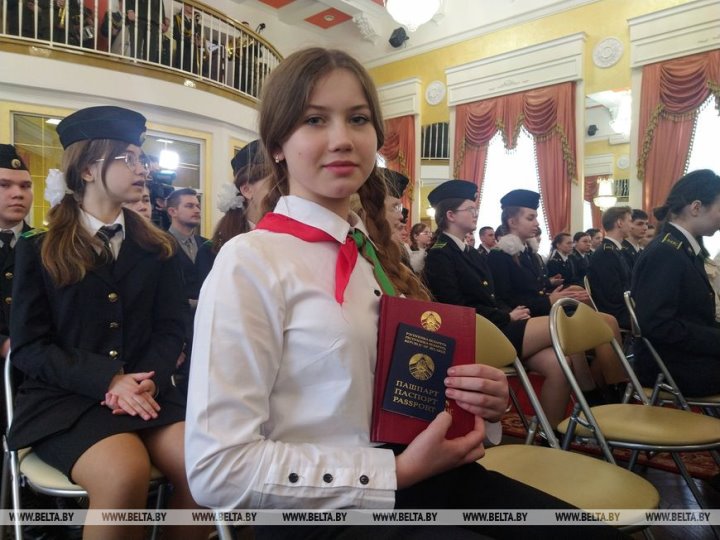 «Рад стать полноценным гражданином». В Бресте вручили паспорта лучшим учащимся области