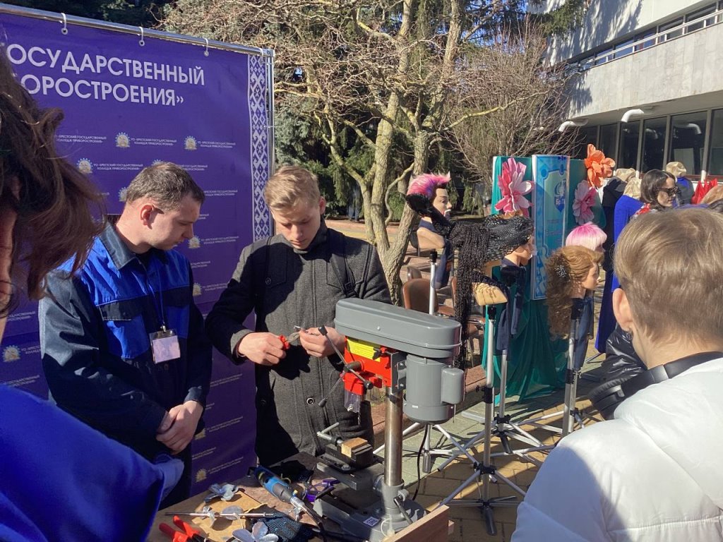 Стало известно, что за «движ» сейчас на улице у горисполкома в Бресте