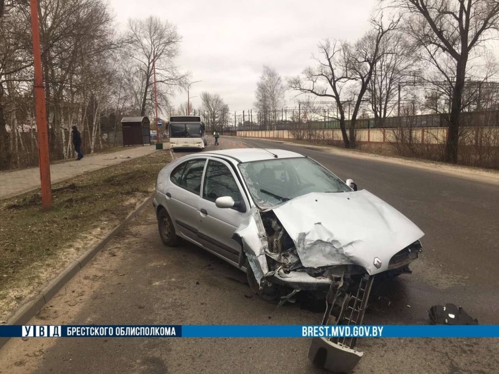 18-летний водитель Renault врезался в автобус в Бресте