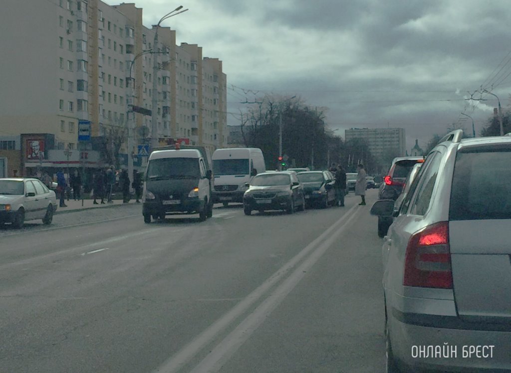Читатель: В Бресте на Машерова произошло ДТП. Пострадали несколько автомобилей.