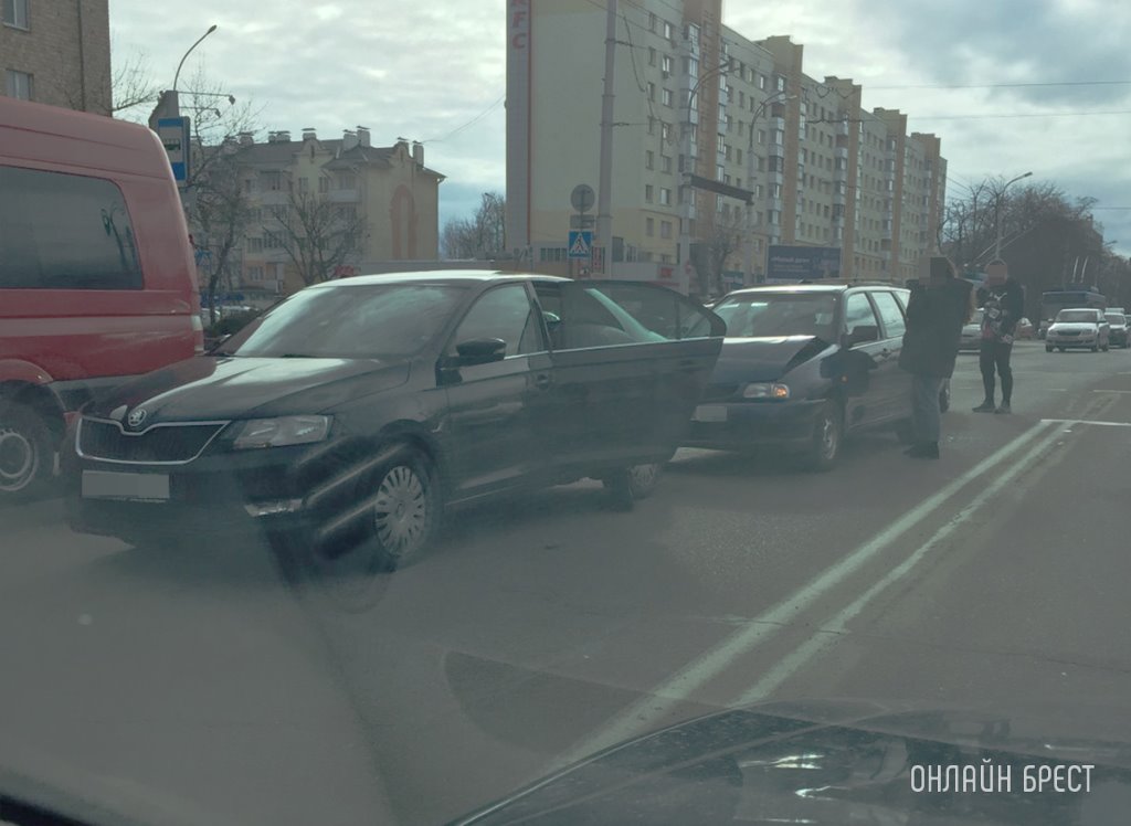 Читатель: В Бресте на Машерова произошло ДТП. Пострадали несколько автомобилей.