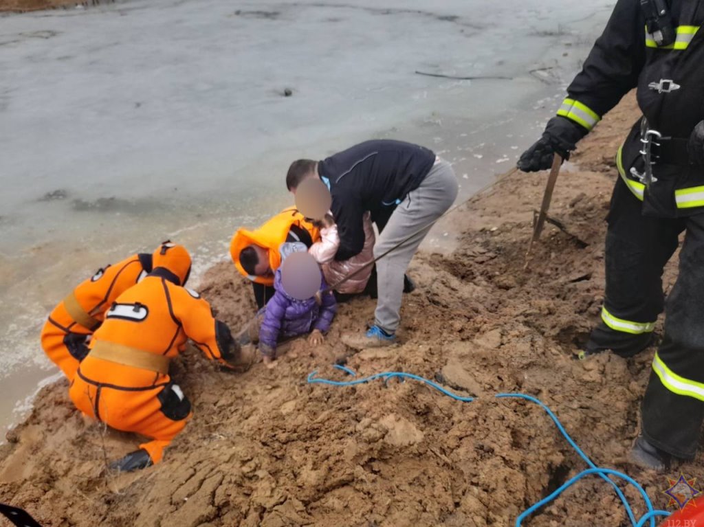 В Минске работники МЧС и очевидцы спасли маленьких девочек из грязевой ловушки