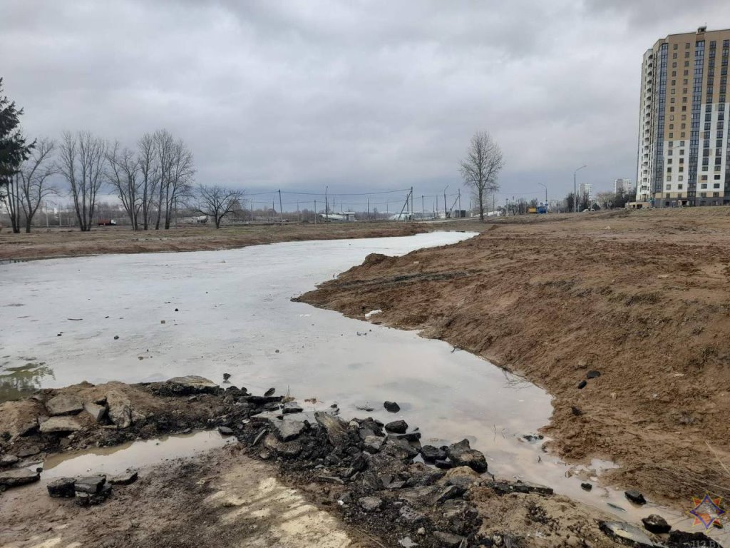 В Минске работники МЧС и очевидцы спасли маленьких девочек из грязевой ловушки