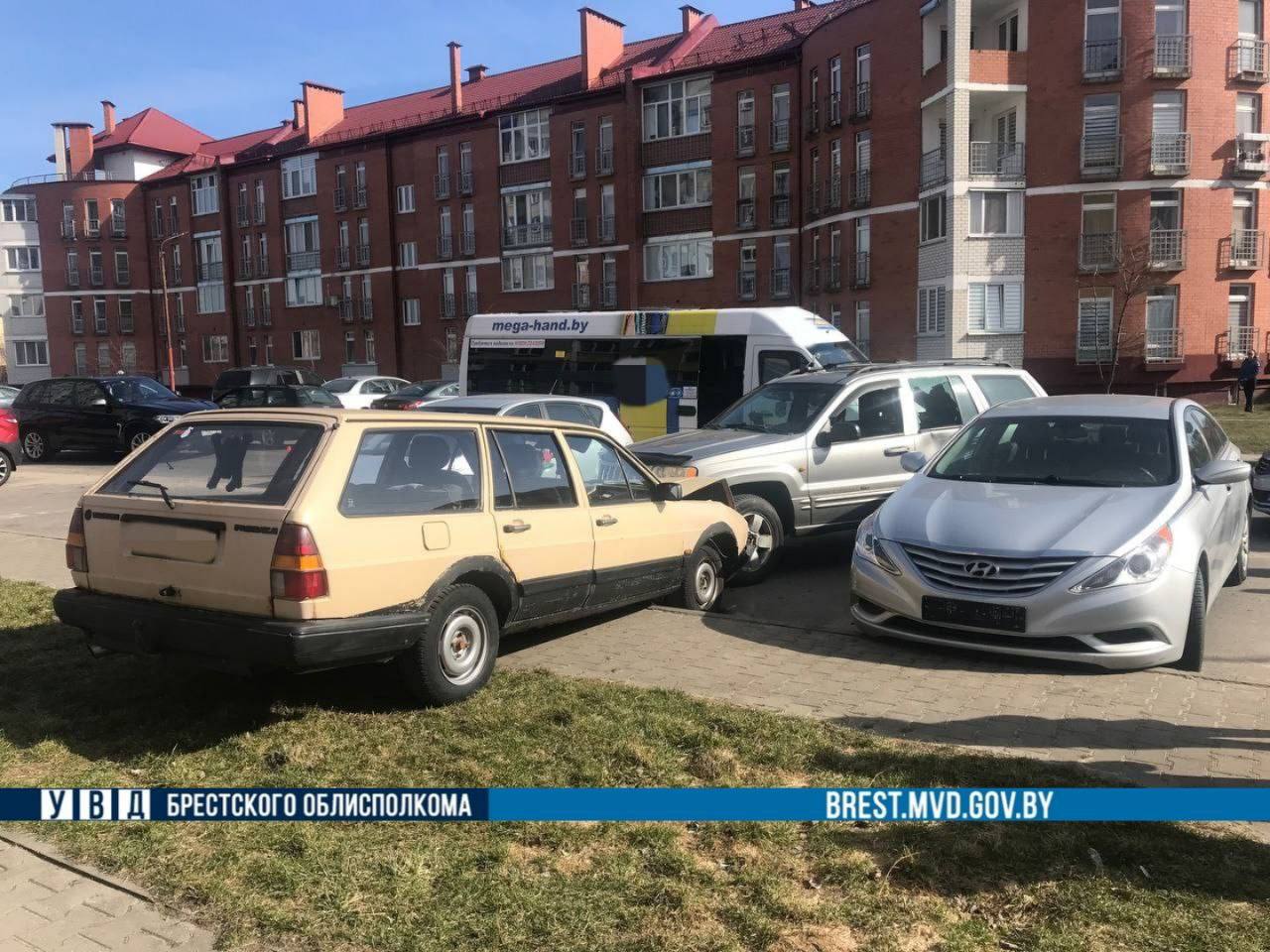 Несколько автомобилей столкнулись на Ясеневой в Бресте