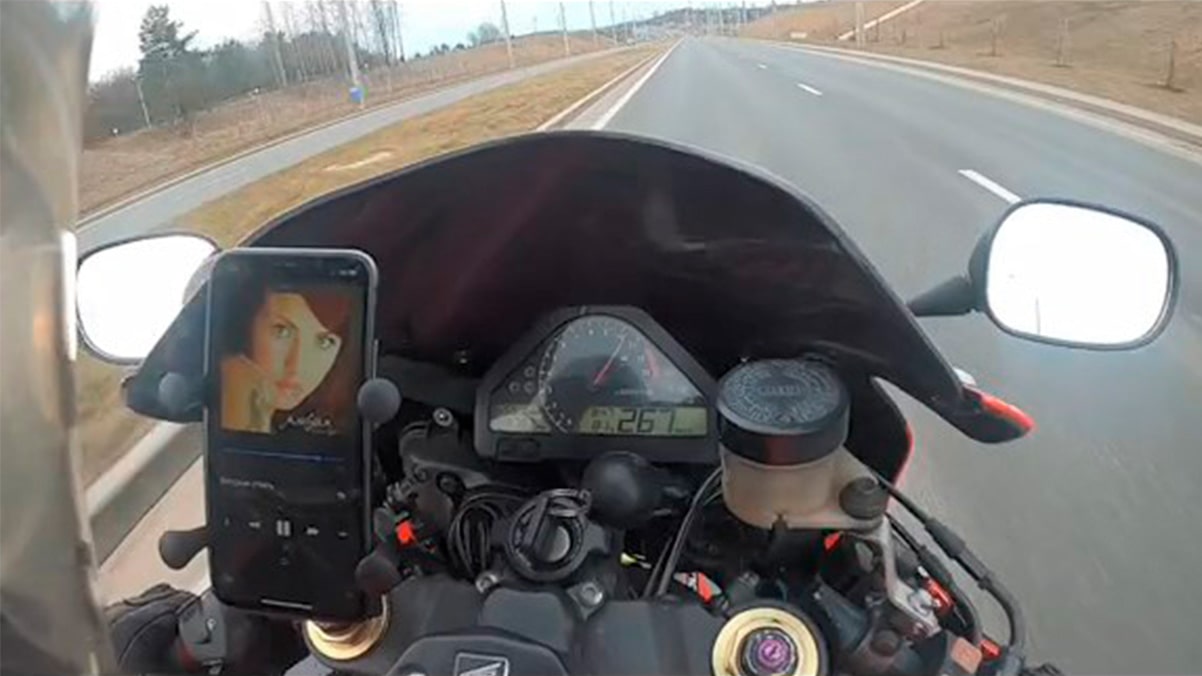 Парень разогнался 179 км/ч на мотоцикле в Гродно и пожаловался, что его не видят автомобилисты