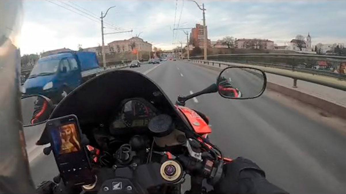Парень разогнался 179 км/ч на мотоцикле в Гродно и пожаловался, что его не видят автомобилисты