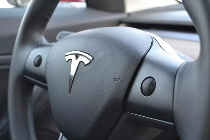 Владелец трехлетней Tesla в раздумьях: заменить батарею за  src=