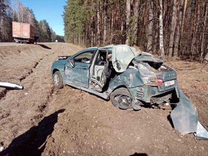 В Беларуси грузовик вылетел на «встречку» — прямо на легковушку. Жуткое видео
