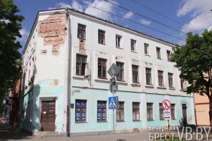 Что там, за забором? Выясняем судьбу старинных зданий в центре Бреста