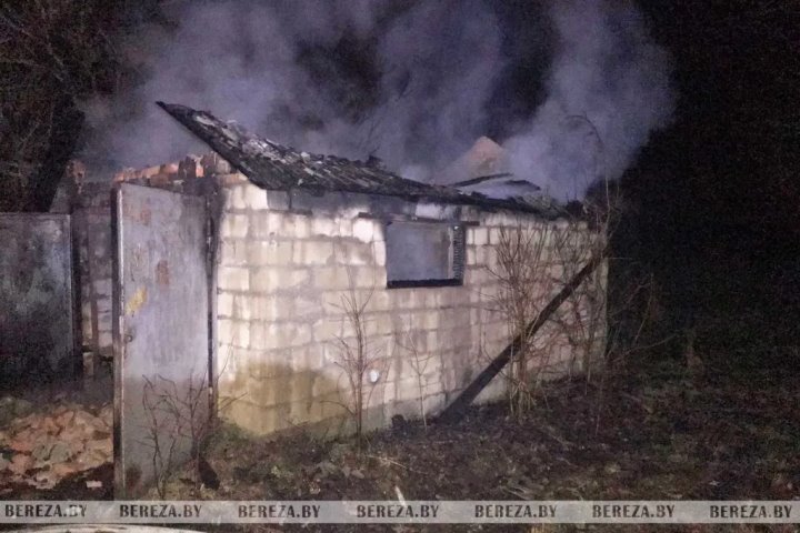 В Березовском районе при пожаре в гараже сгорел Golf