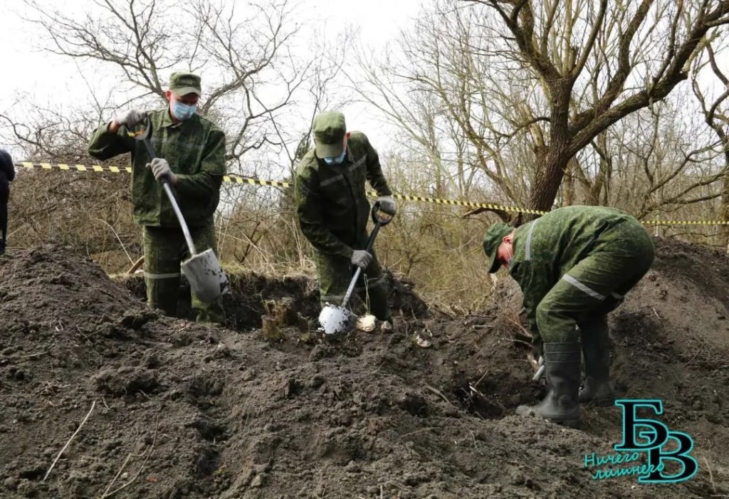 Возле монастыря на валу в Брестской крепости ведутся поисковые работы