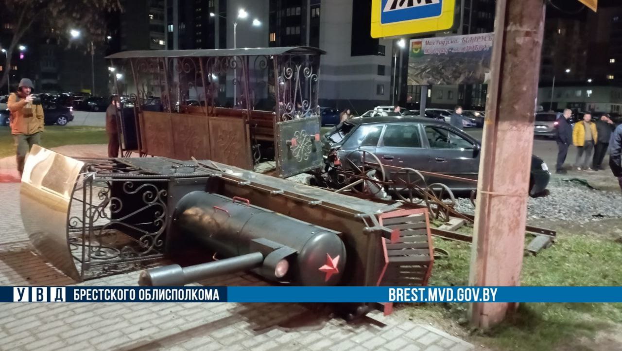 Появились подробности ДТП в Барановичах. Как автомобиль врезался в макет паровоза?