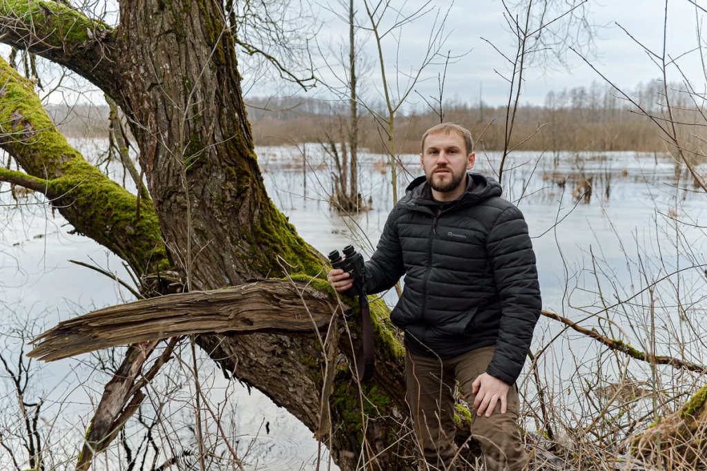 «Под окна приходят зубры». Парень купил в заброшенной деревне хату на болоте и открыл агроусадьбу