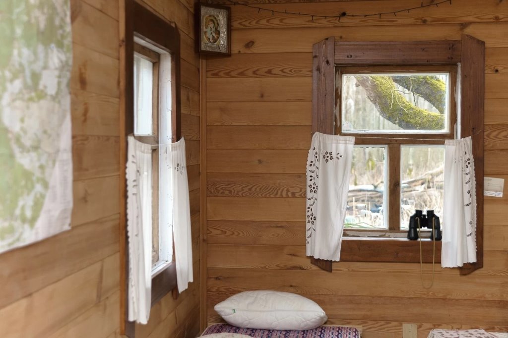 «Под окна приходят зубры». Парень купил в заброшенной деревне хату на болоте и открыл агроусадьбу