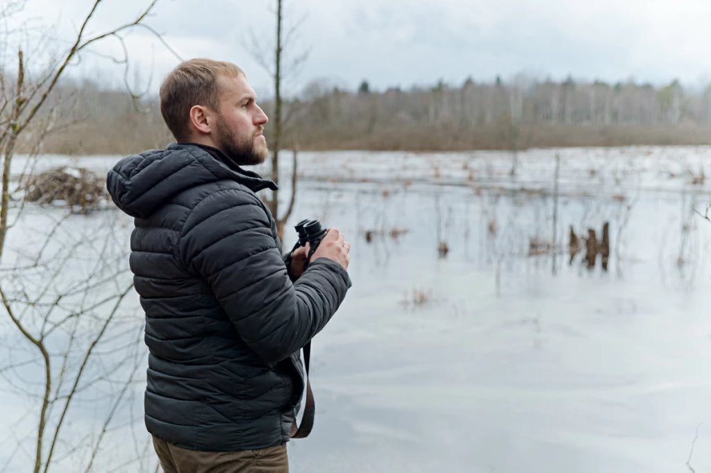 «Под окна приходят зубры». Парень купил в заброшенной деревне хату на болоте и открыл агроусадьбу