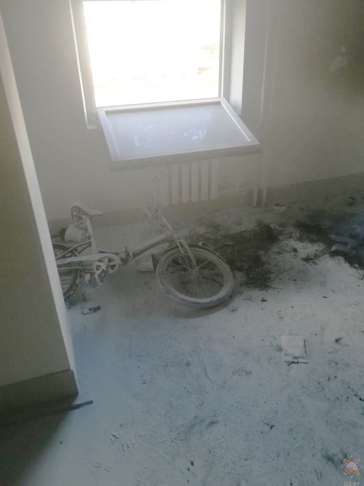 Подожгли? В Лиде прямо в подъезде жилого дома горел велосипед