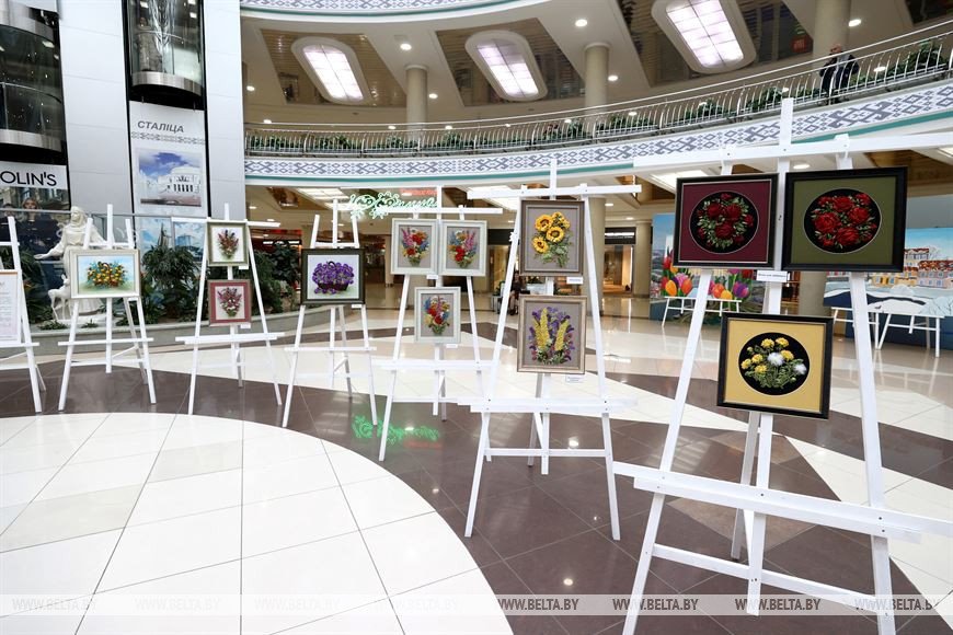 «Радую себя и окружающих». Мастерица из Бреста представила работы на выставке «Ее рук дело»