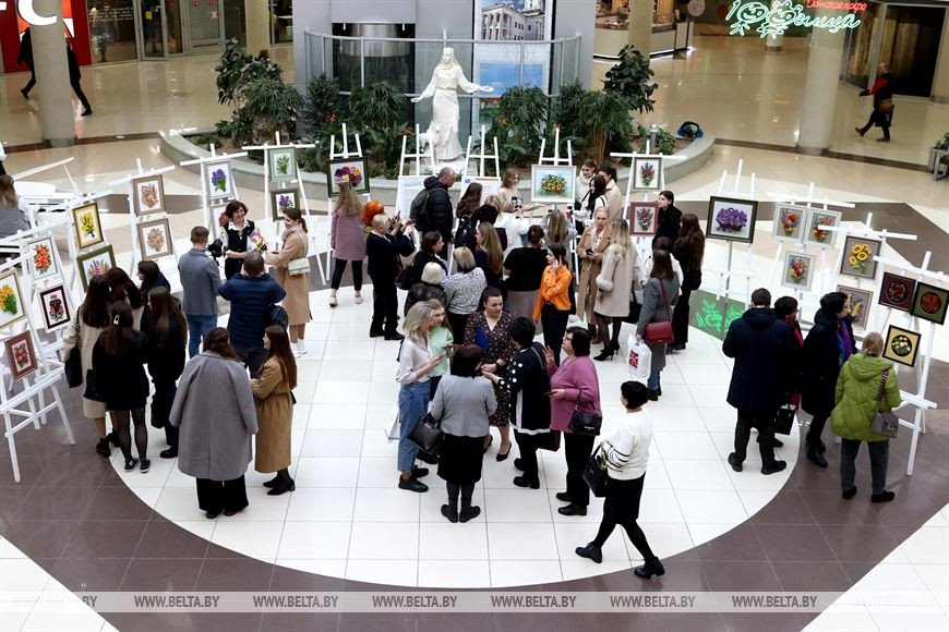 «Радую себя и окружающих». Мастерица из Бреста представила работы на выставке «Ее рук дело»