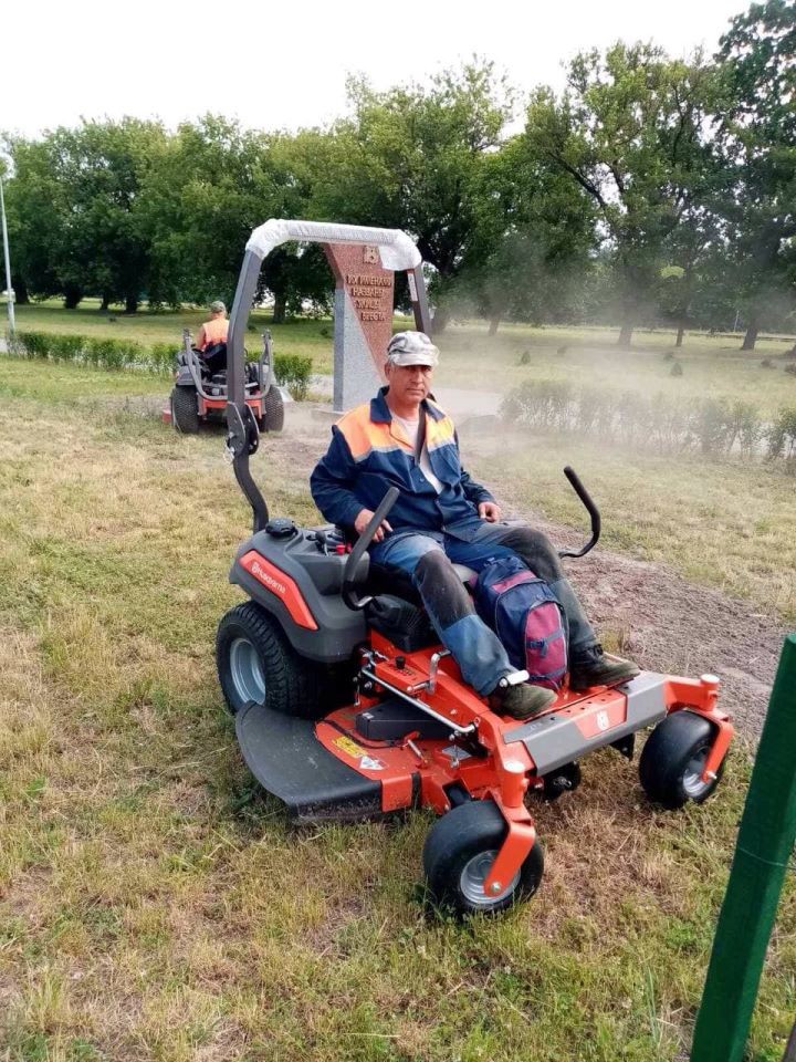 «Коммунальник» приобрел четвертую бензиновую газонокосилку Husqvarna, которая уже сегодня работает возле установленной аллеи.