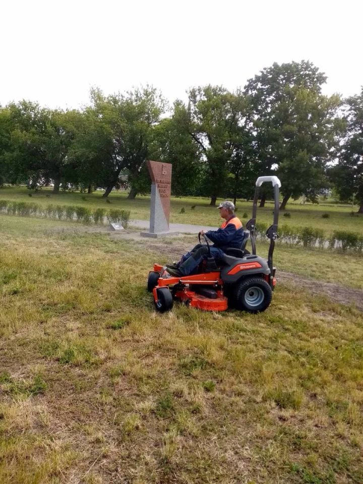 «Коммунальник» приобрел четвертую бензиновую газонокосилку Husqvarna, которая уже сегодня работает возле установленной аллеи.