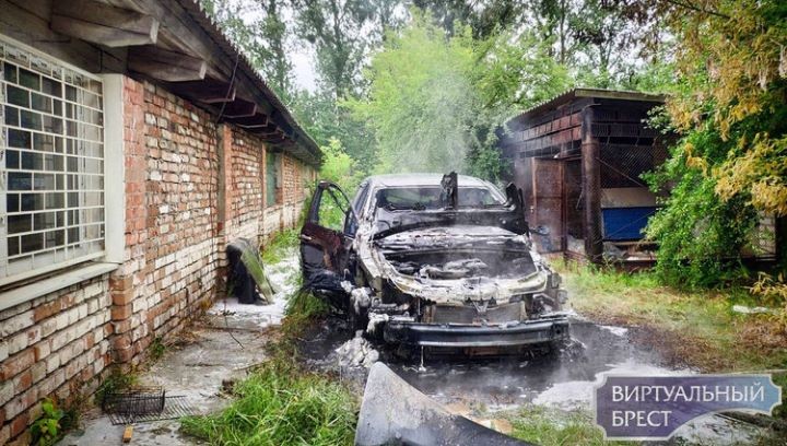 Горящий автомобиль едва не сжег здание СТО в Бресте