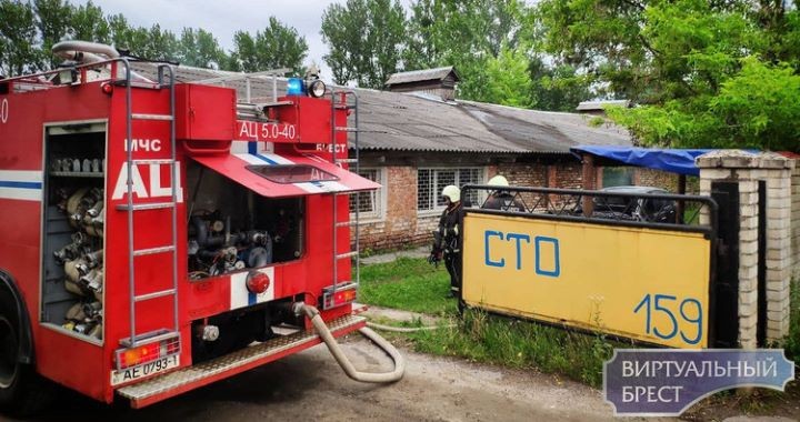 Горящий автомобиль едва не сжег здание СТО в Бресте