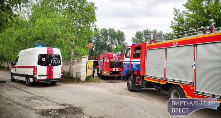 Горящий автомобиль едва не сжег здание СТО в Бресте