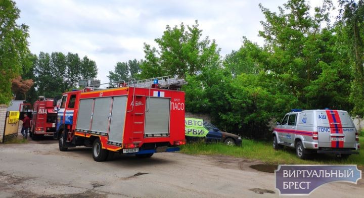 Горящий автомобиль едва не сжег здание СТО в Бресте