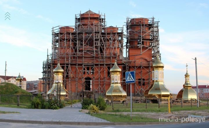 В Столине на строящемся храме святителя Луки Крымского установили купола и кресты