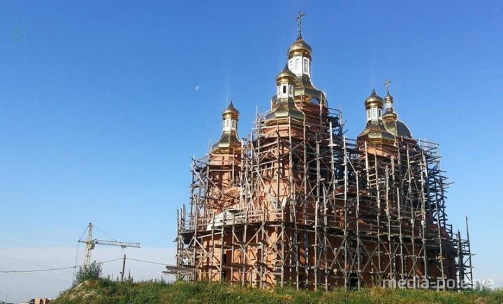 В Столине на строящемся храме святителя Луки Крымского установили купола и кресты