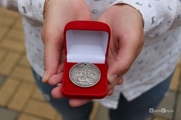 Награда снова нашла дом. Найденную под Кобрином медаль «За отвагу» передали родственнице ветерана