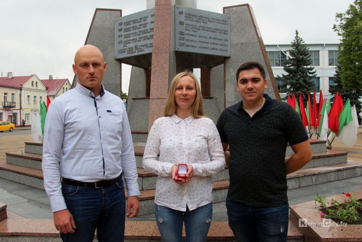 Награда снова нашла дом. Найденную под Кобрином медаль «За отвагу» передали родственнице ветерана