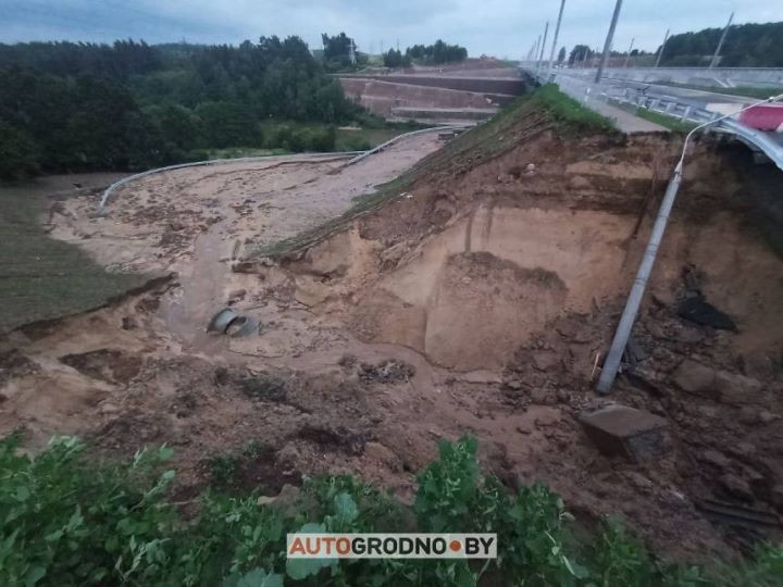 В Гродно из-за оползня провалилась часть дороги возле нового автомобильного моста