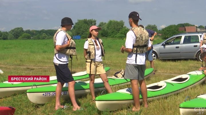 «Последний раз плавал в 8 классе». Под Брестом молодёжь устроила патриотический сплав по случаю Дня Независимости