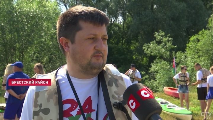 «Последний раз плавал в 8 классе». Под Брестом молодёжь устроила патриотический сплав по случаю Дня Независимости