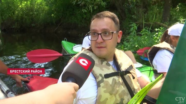 «Последний раз плавал в 8 классе». Под Брестом молодёжь устроила патриотический сплав по случаю Дня Независимости