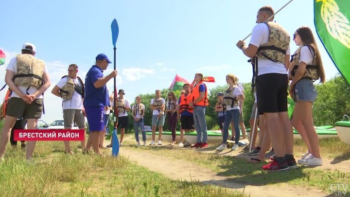 «Последний раз плавал в 8 классе». Под Брестом молодёжь устроила патриотический сплав по случаю Дня Независимости