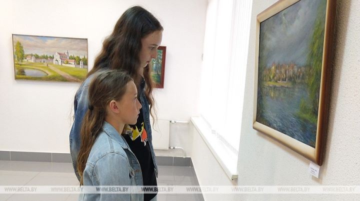 «Мой родны кут» в картинах Анатолия Желудко представили на выставке в Бресте