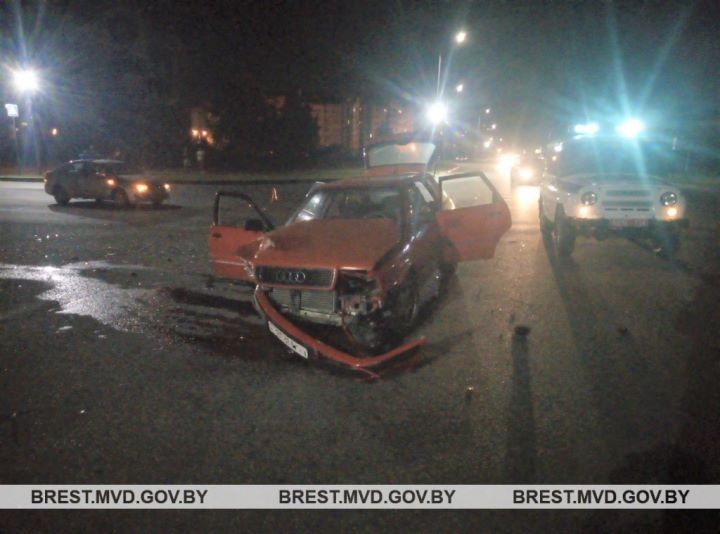 Столкновение автомобилей на перекрестке в Кобрине: водители и женщина-пассажир травмированы