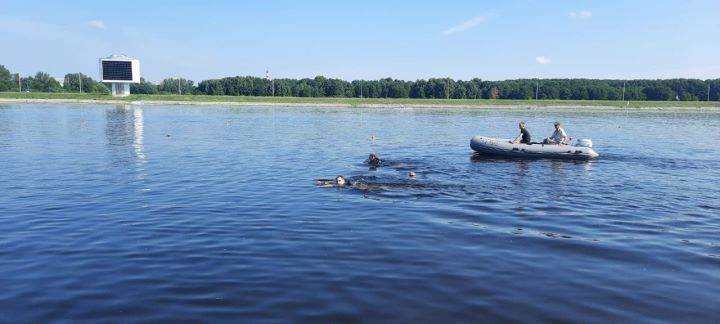 В Бресте на Гребном канале десантники соревнуются в плавании с оружием и в обмундировании