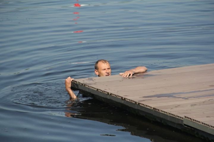 В Бресте на Гребном канале десантники соревнуются в плавании с оружием и в обмундировании