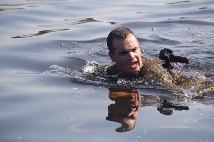 В Бресте на Гребном канале десантники соревнуются в плавании с оружием и в обмундировании