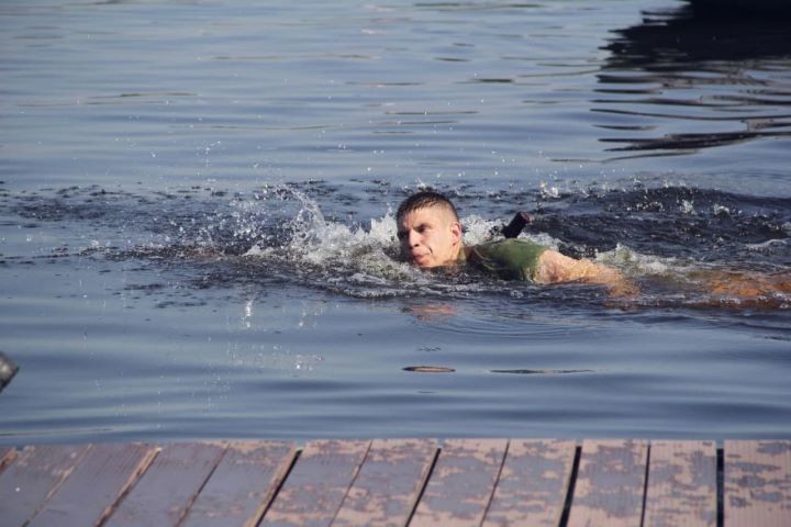 В Бресте на Гребном канале десантники соревнуются в плавании с оружием и в обмундировании