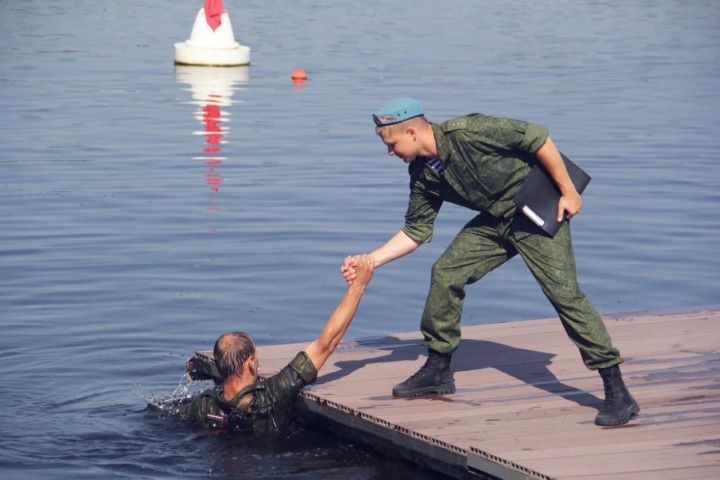 В Бресте на Гребном канале десантники соревнуются в плавании с оружием и в обмундировании